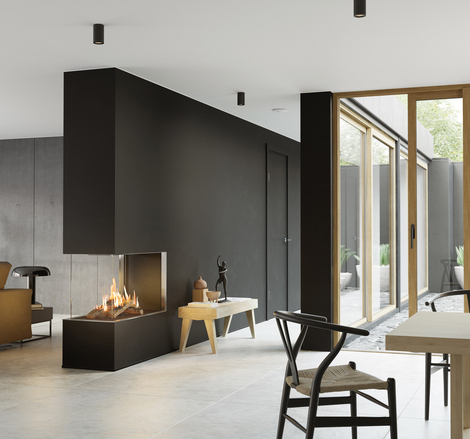 VISIO 90 RD GAS Il camino a gas VISIO 90 RD si adatta perfettamente come divisorio per ambienti in una parete nera tra il soggiorno e la sala da pranzo e dà struttura al soggiorno arredato in modo semplice
