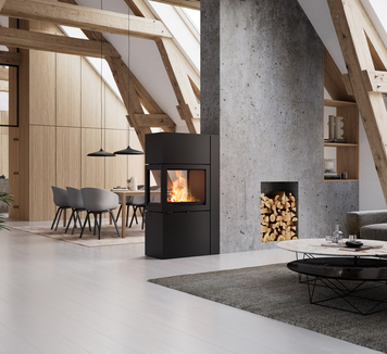 600 RD mit inliegender Deckplatte im Wohnzimmer Kaminofen 600 RD in schwarz mit inliegender Deckplatte im modernen Wohnzimmer