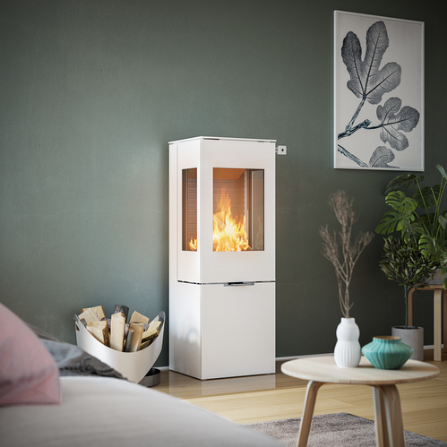 NEXO 120 in bianco con porta in acciaio  Stufa a legna NEXO 120 in bianco con porta in acciaio e due finestre laterali davanti a una parete verde in un soggiorno decorativo