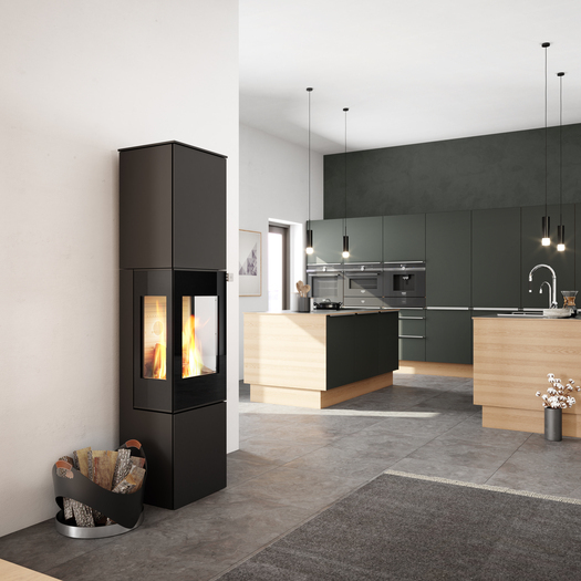 NEXO 185 in nero con porta del focolare in vetro Stufa a legna NEXO 185 in nero con porta del focolare in vetro e due finestre laterali al centro della cucina e del soggiorno