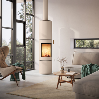 Stufa a legna PILAR in sabbia con porta in acciaio e maniglia in rovere Stufa a legna PILAR in sabbia con porta in acciaio e maniglia in rovere in un soggiorno moderno con grande finestra frontale