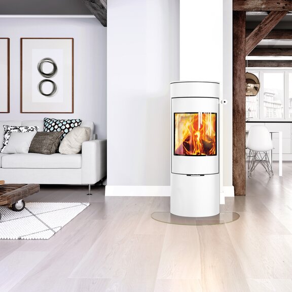  Holz-Kaminofen VIVA 120 L in Weiss mit Stahltür in einer hellen, offenen Wohnung